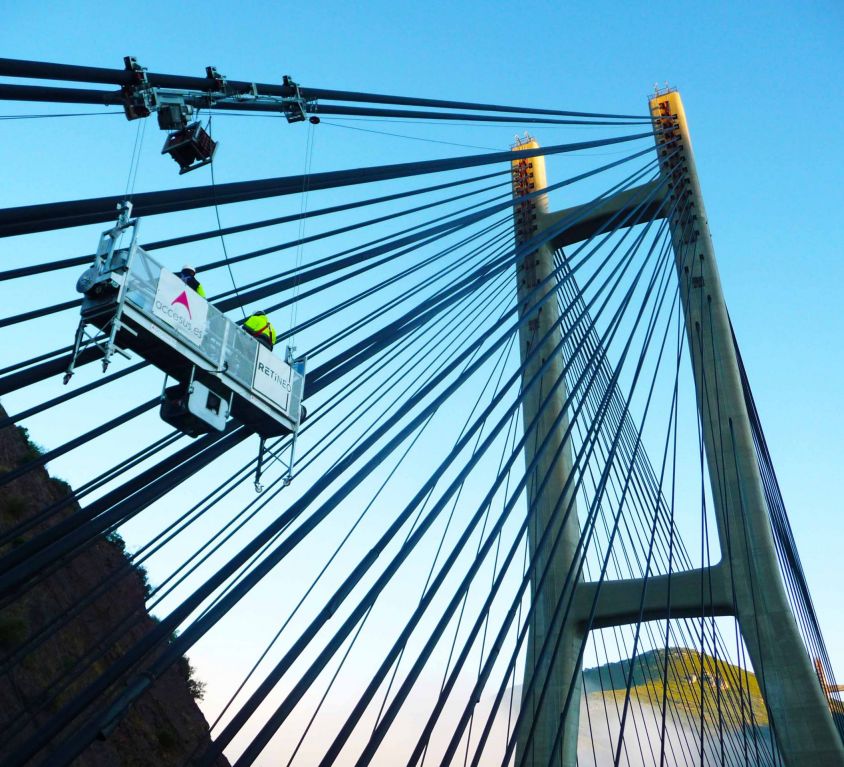 Suspended platform over the Fernández Casado cable-stayed bridge
